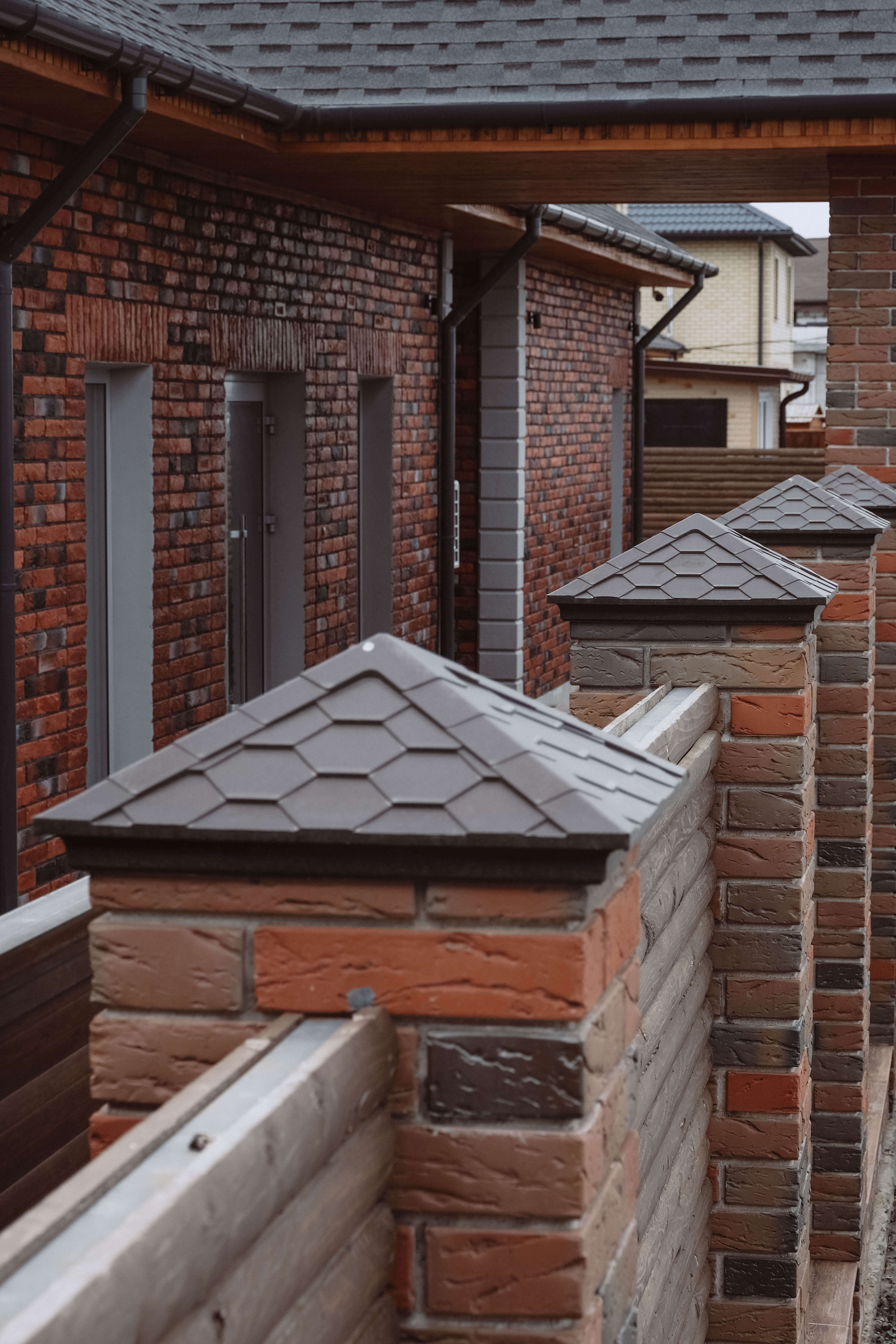 Колпак Zking Эверест Коричневый на столб 1.5х1.5 кирпича (390х390мм) в Гуково фото